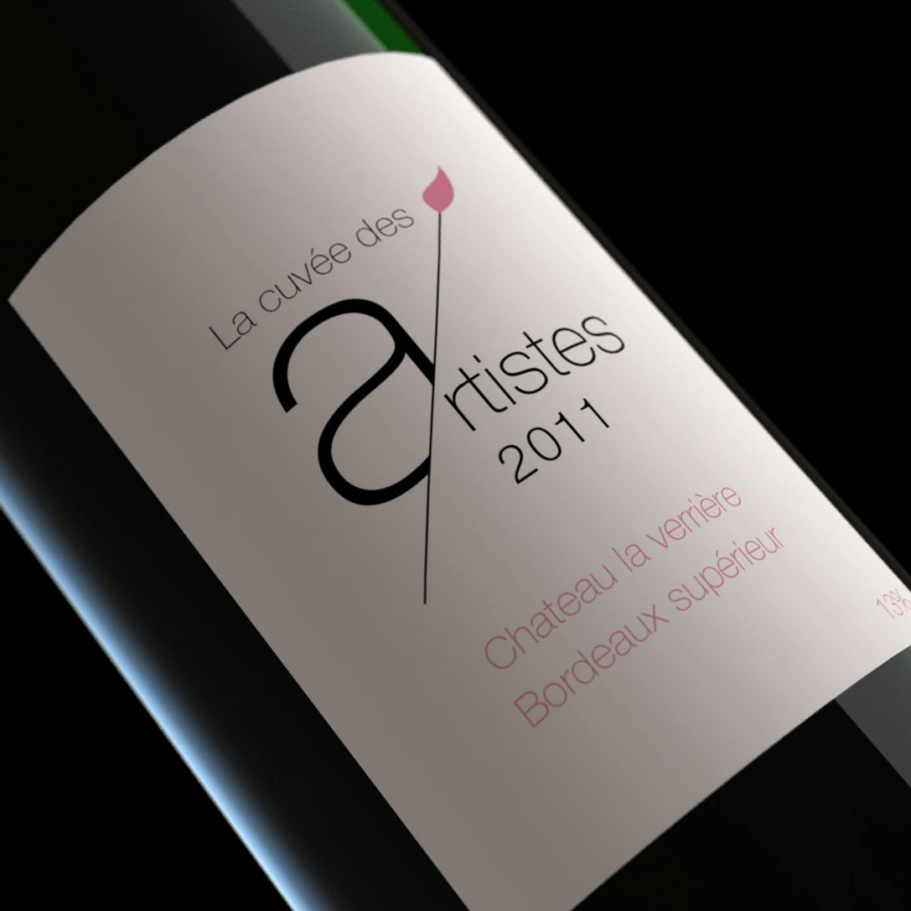 Une bouteille de vin avec une étiquette portant le nom "Artists 2011", mise en valeur sur un fond neutre.